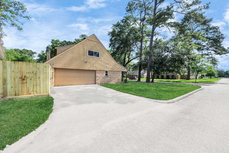 25603 Pine Acres Cir - Photo 2 of 17