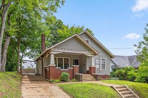 featured image of 1029 E 5th St