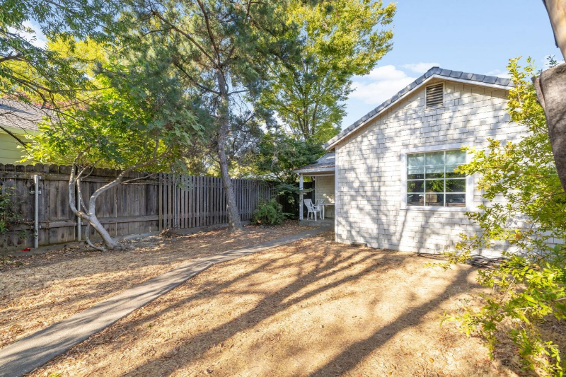 1554 35th St - Photo 2 of 17