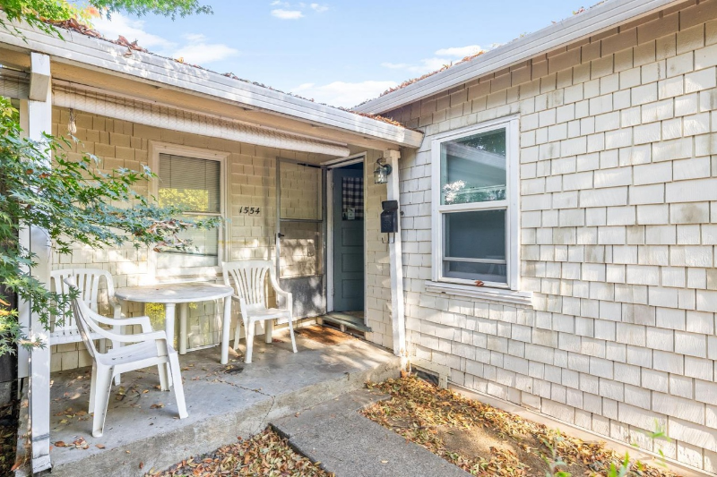 1554 35th St - Photo 3 of 17