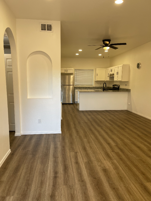 515 E 6th St #2 - Photo 3 of 16