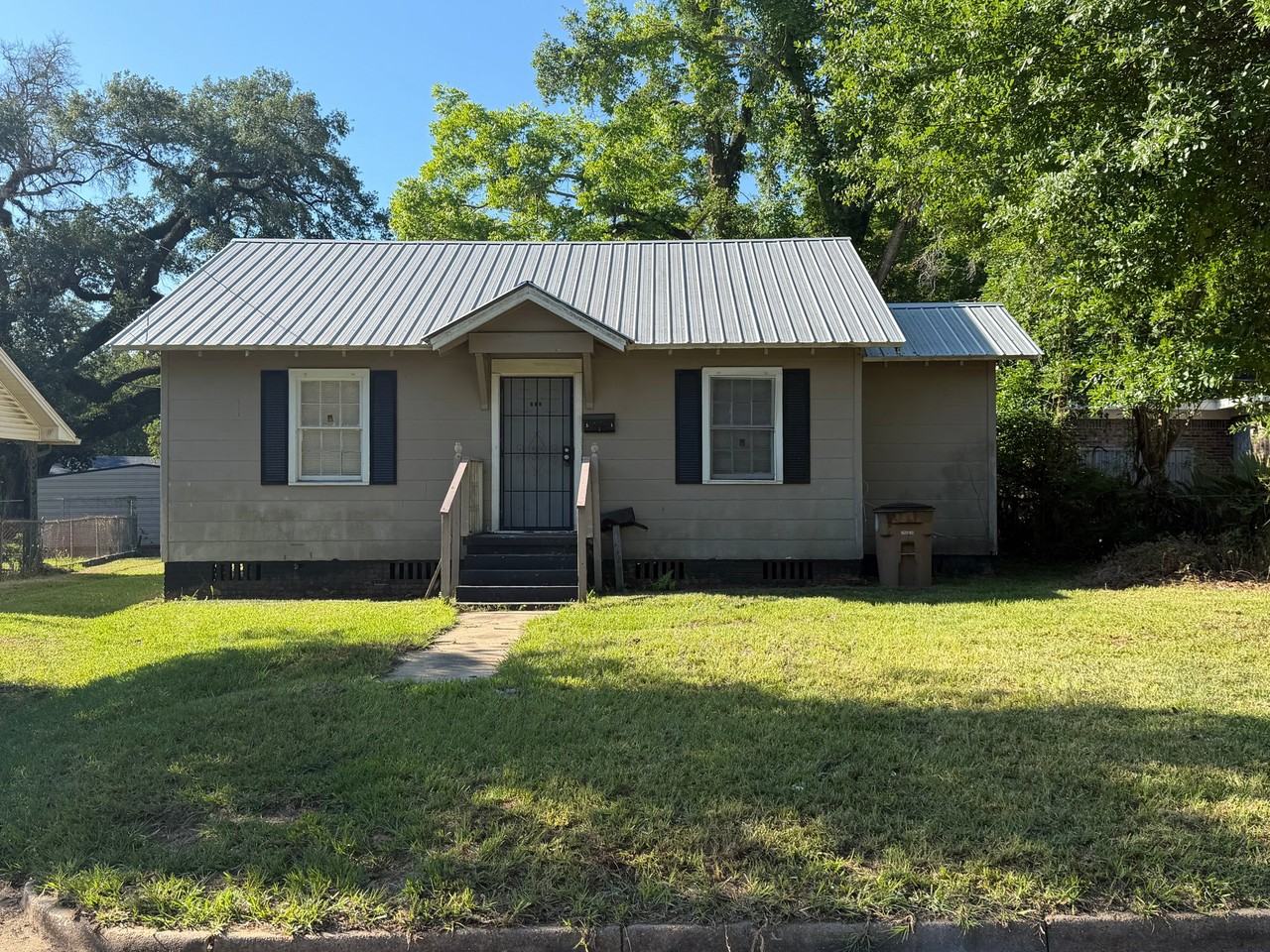 510 Avondale Ct - Photo 2 of 8