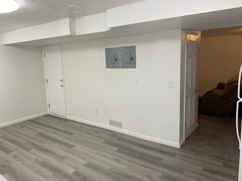 1053 S Main St - Photo 5 of 11