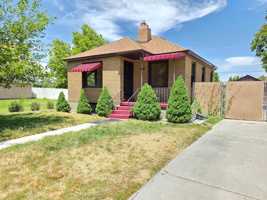 featured image of 211 E Maple St