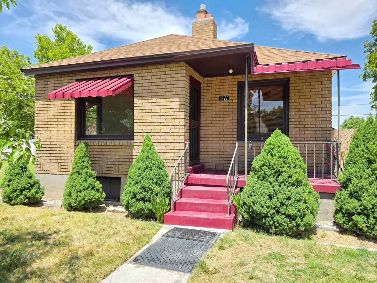 211 E Maple St - Photo 2 of 31