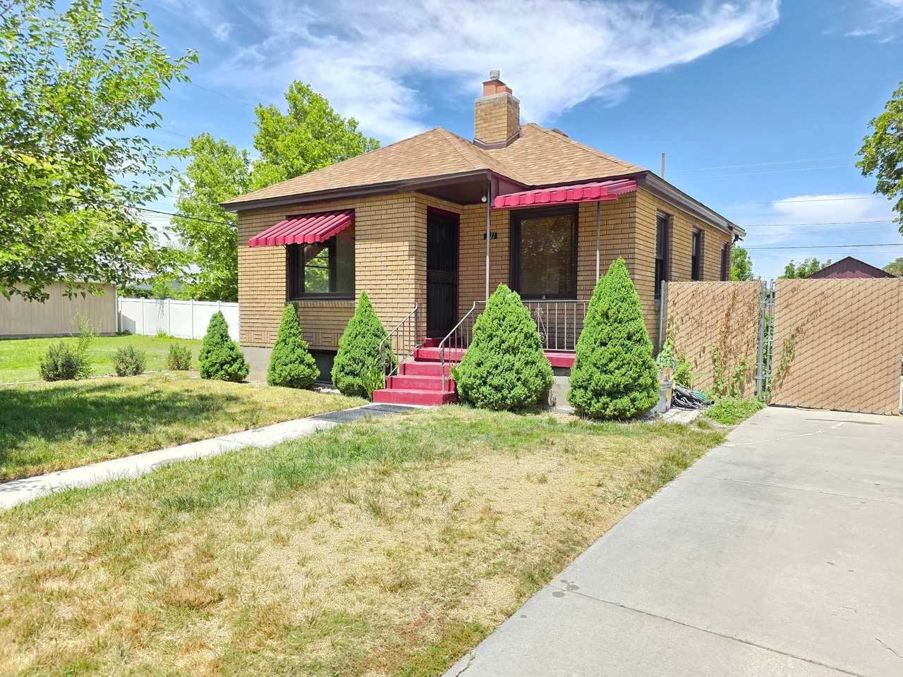 211 E Maple St - Photo 3 of 31