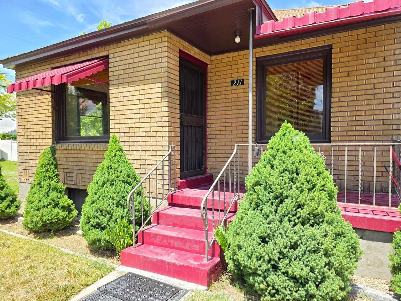 211 E Maple St - Photo 4 of 31