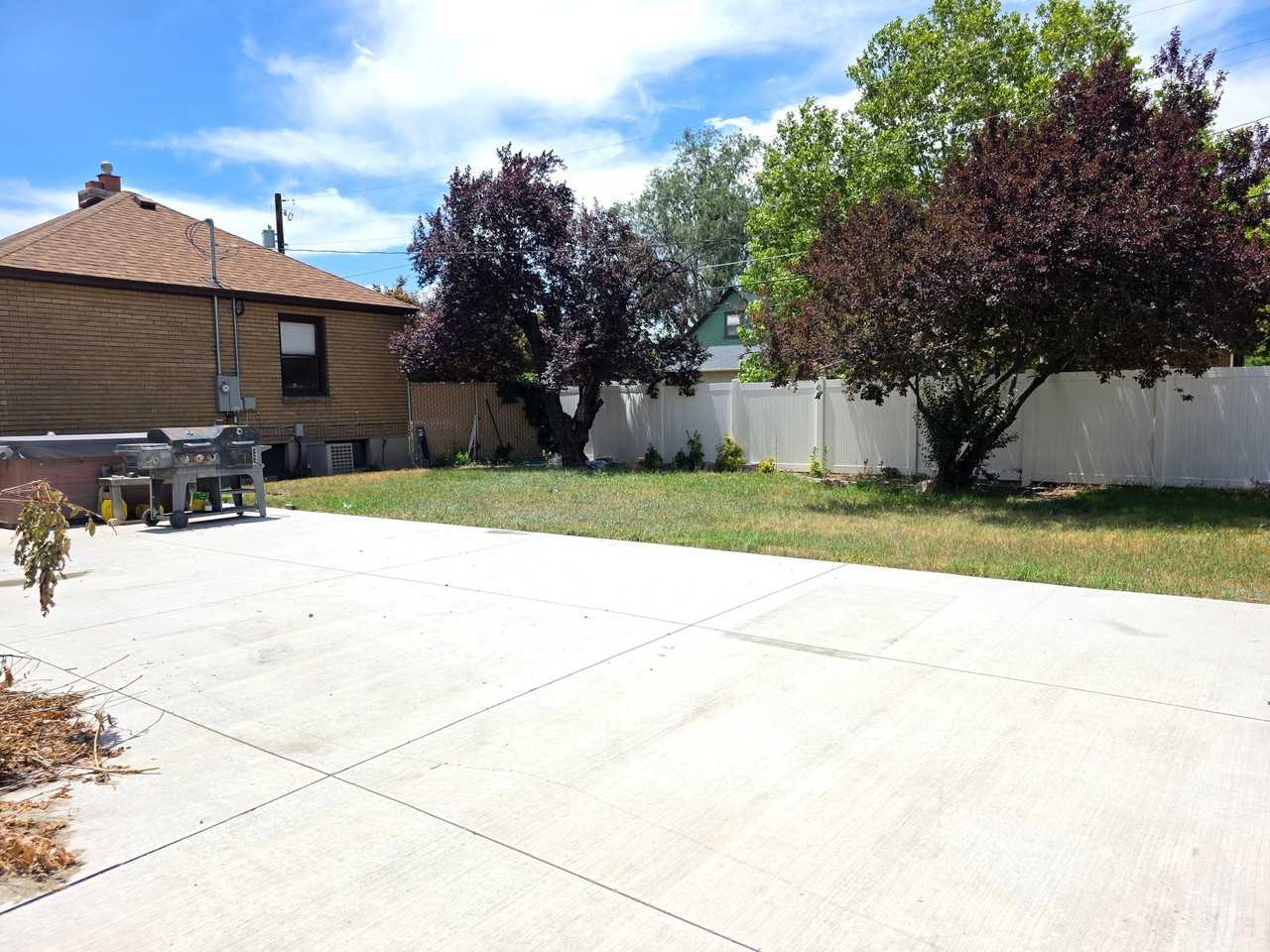 211 E Maple St - Photo 6 of 31