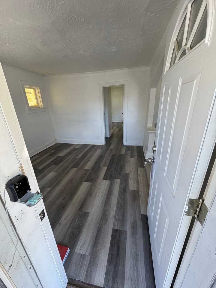 2140 69th St - Photo 2 of 7