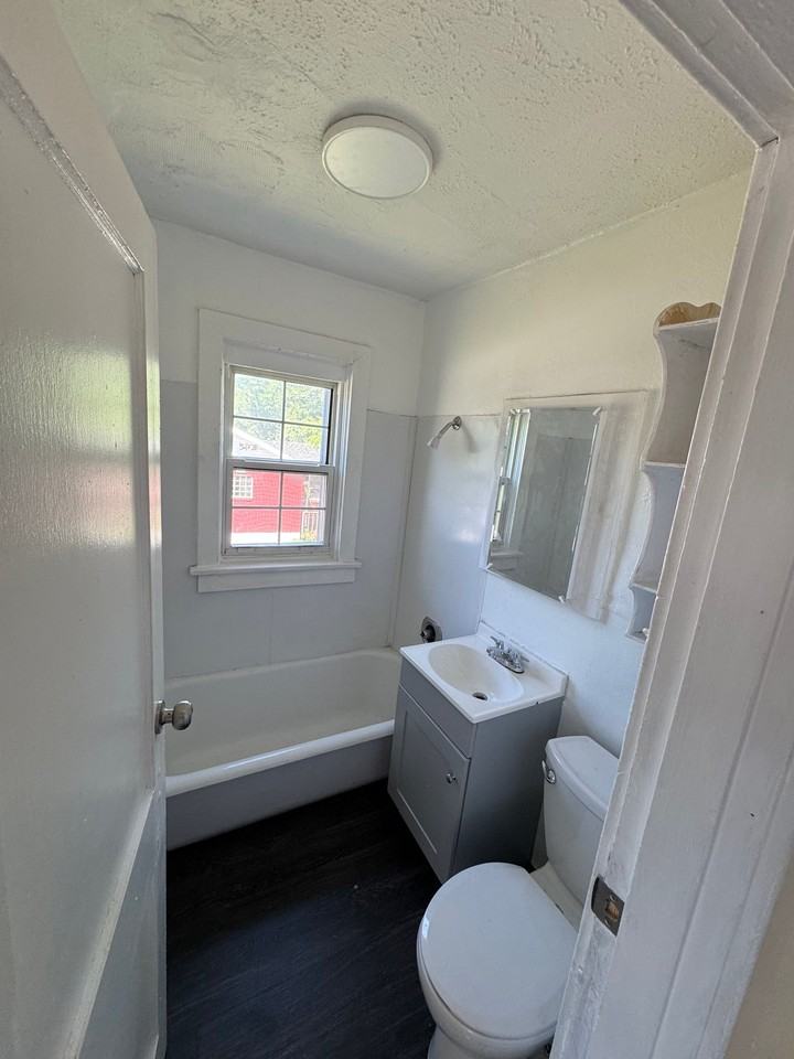 2140 69th St - Photo 3 of 7
