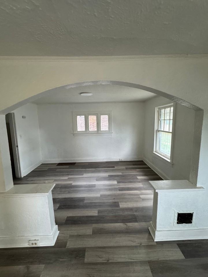 2140 69th St - Photo 4 of 7