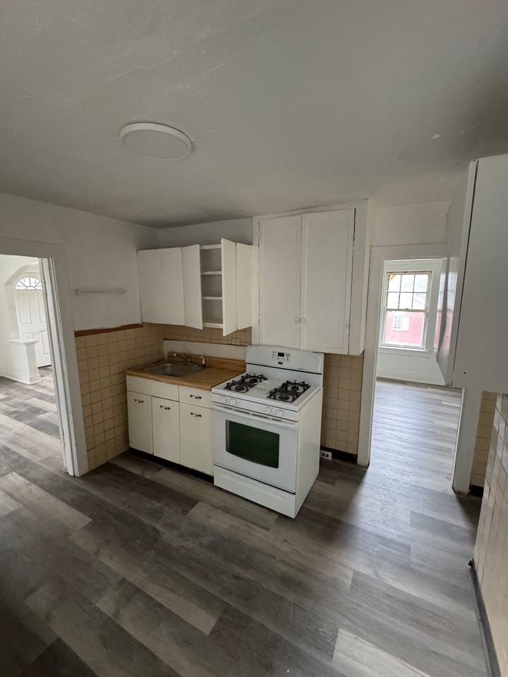2140 69th St - Photo 5 of 7