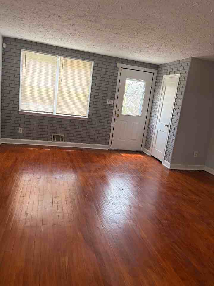 7713 Hillsway Ave - Photo 4 of 9