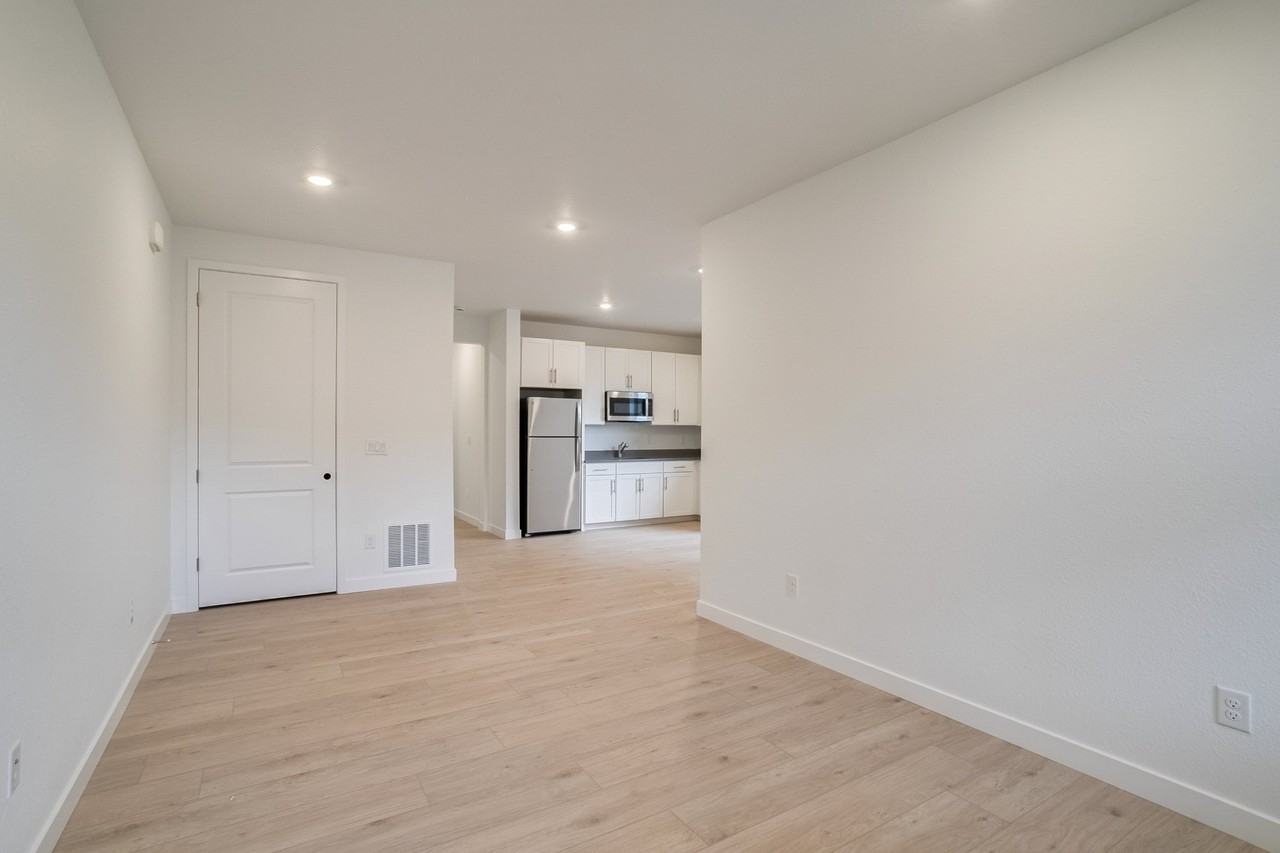 15402 W Dequesne Ave - Photo 7 of 24