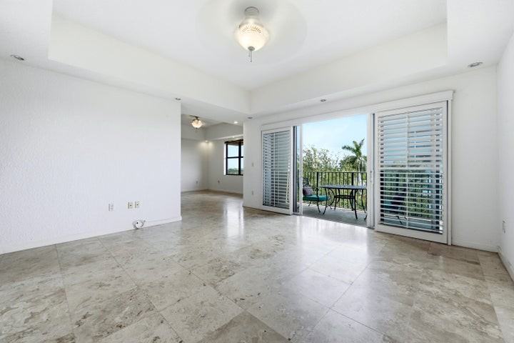 1640 Presidential Way - Photo 4 of 8