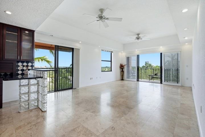 1640 Presidential Way - Photo 5 of 8