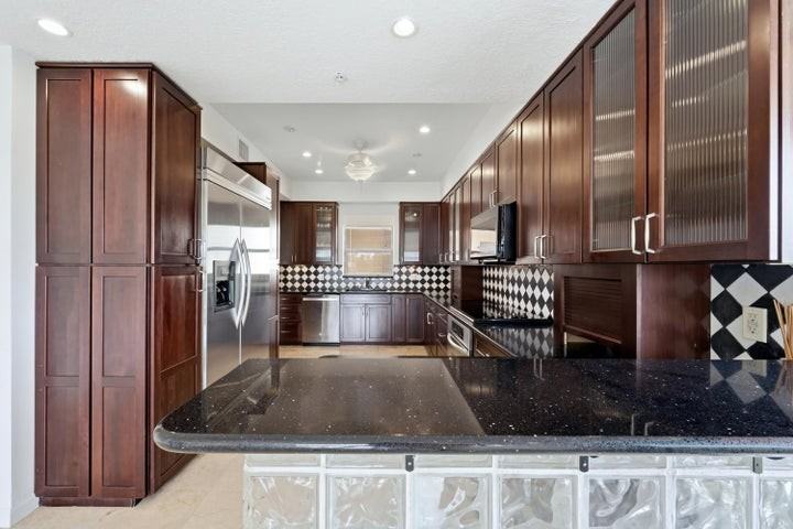 1640 Presidential Way - Photo 2 of 8