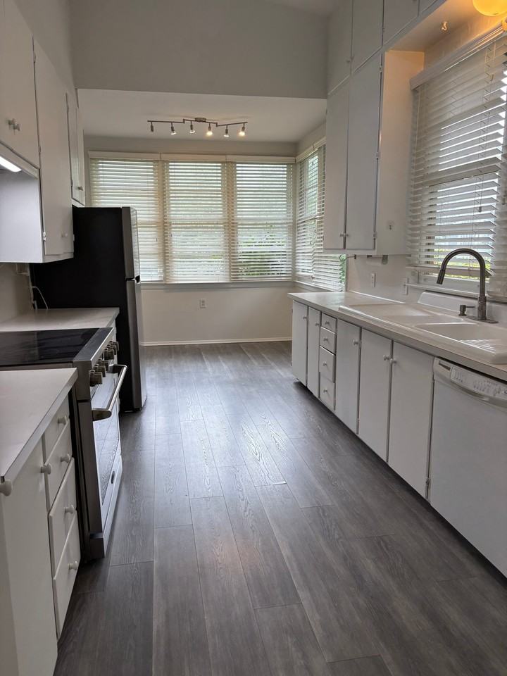 1322 Knollwood Dr - Photo 4 of 20