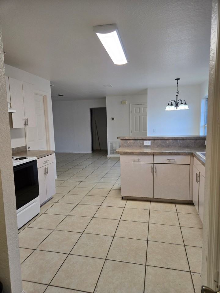 76 Willow Rd - Photo 2 of 9