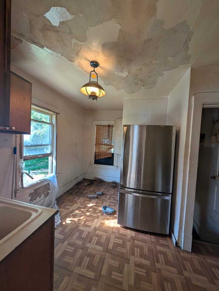 715 W Thrush Ave - Photo 3 of 11