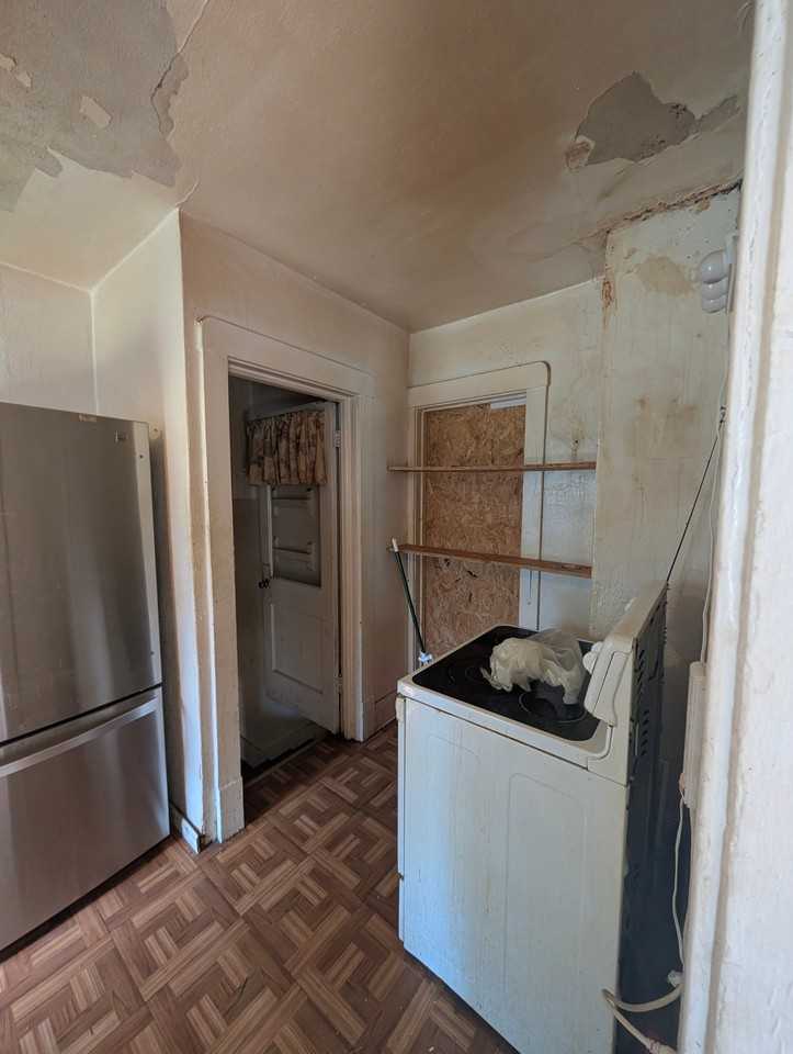 715 W Thrush Ave - Photo 4 of 11