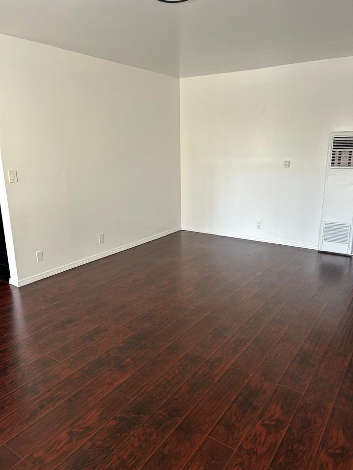 1900 Grace Ave #5 - Photo 3 of 10