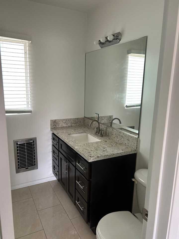 1900 Grace Ave #5 - Photo 7 of 10