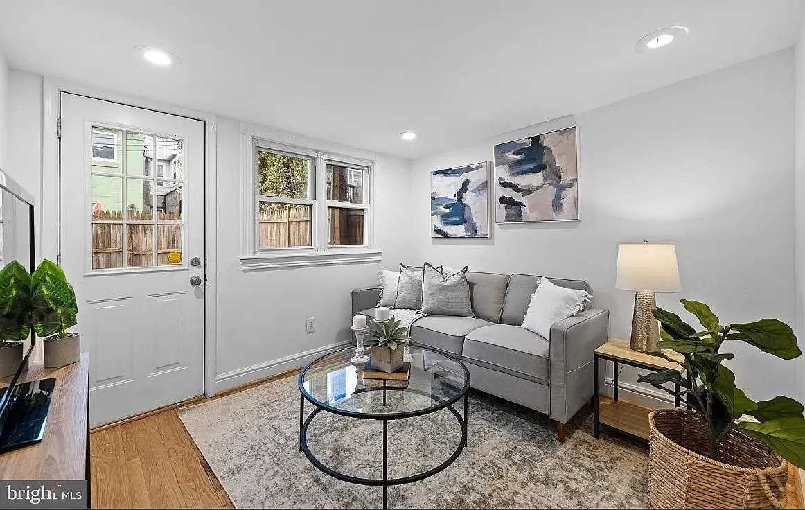 105 E Cross St - Photo 2 of 5
