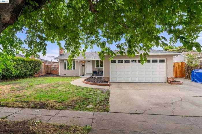 40335 Robin St - Photo 3 of 20
