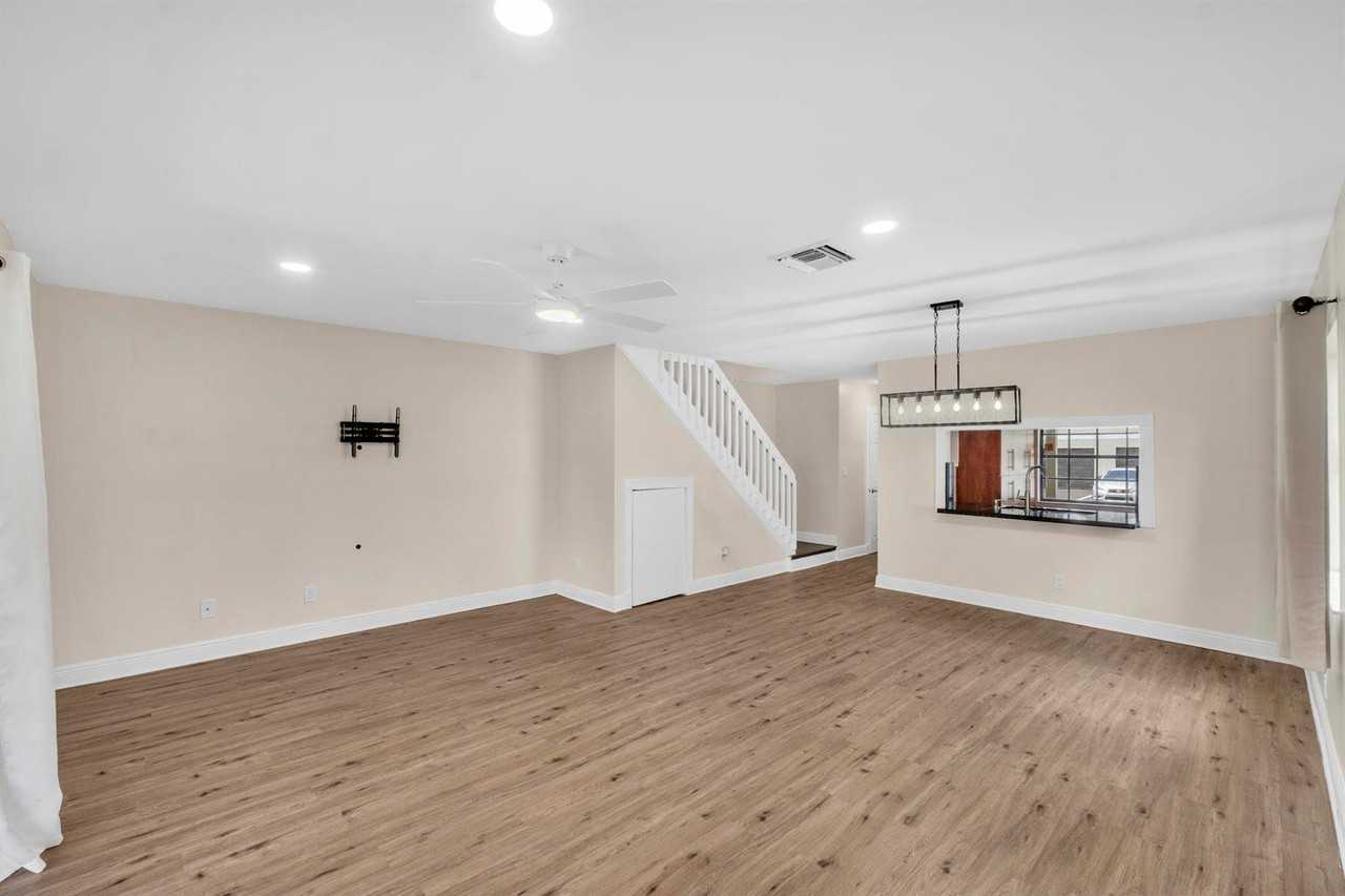 2615 Swst - Photo 4 of 14