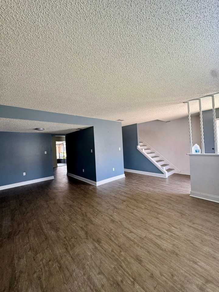 1413 Manor Dr Ne - Photo 2 of 10