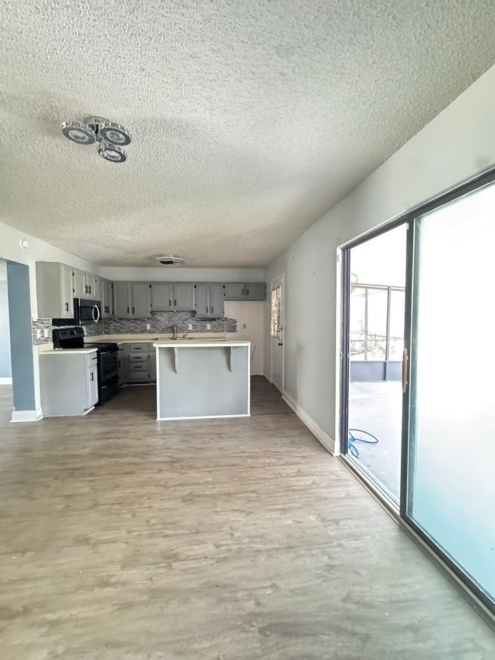 1413 Manor Dr Ne - Photo 3 of 10