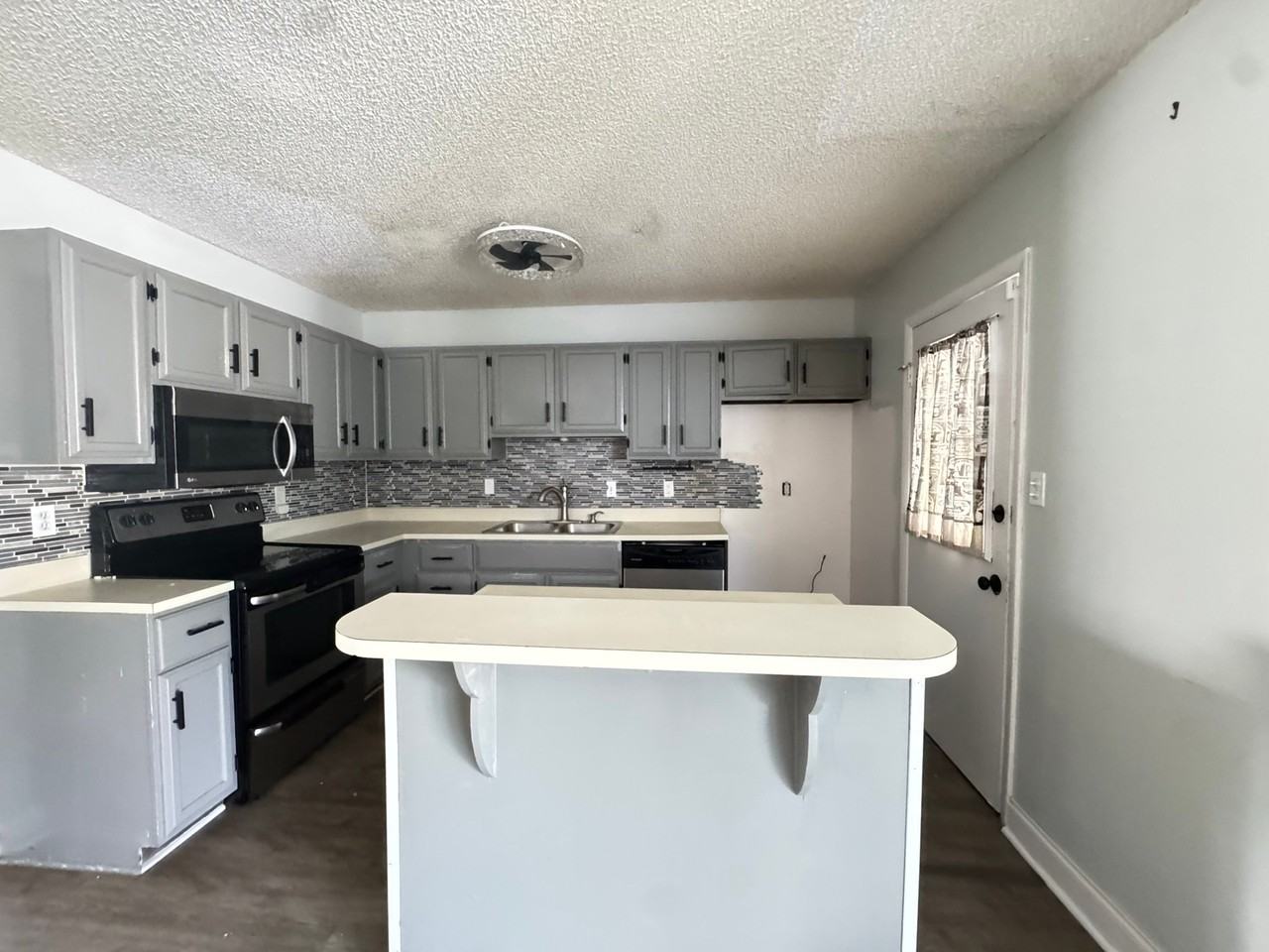 1413 Manor Dr Ne - Photo 4 of 10