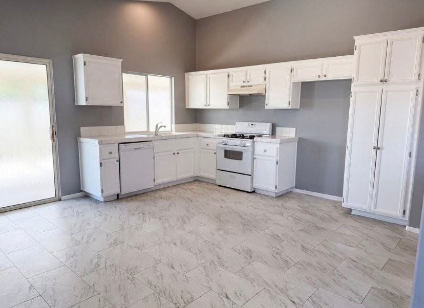 13577 Monterey Way - Photo 3 of 14