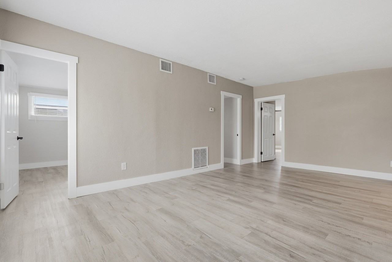 10568 117th Dr - Photo 3 of 20