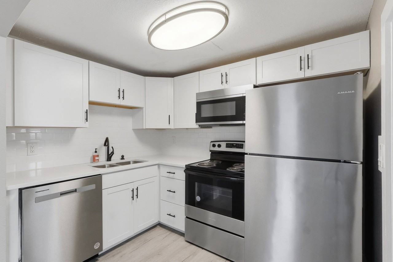10568 117th Dr - Photo 4 of 20