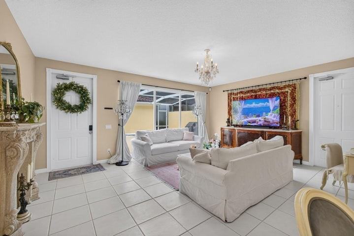 213 Barcelona Drive - Photo 4 of 8