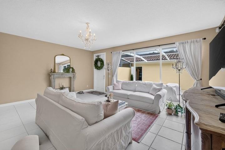 213 Barcelona Drive - Photo 5 of 8