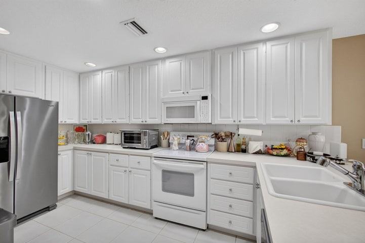 213 Barcelona Drive - Photo 2 of 8
