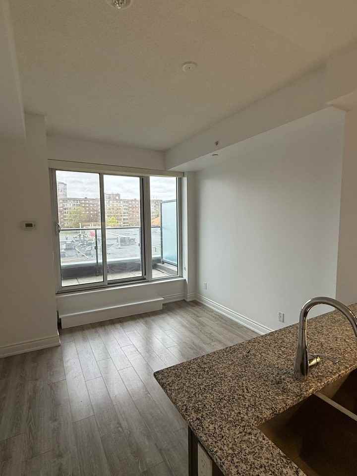 9618 Yonge St - Photo 3 of 12
