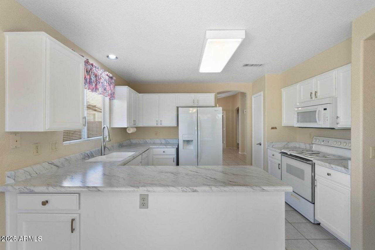 10622 W Mohawk Ln - Photo 5 of 22