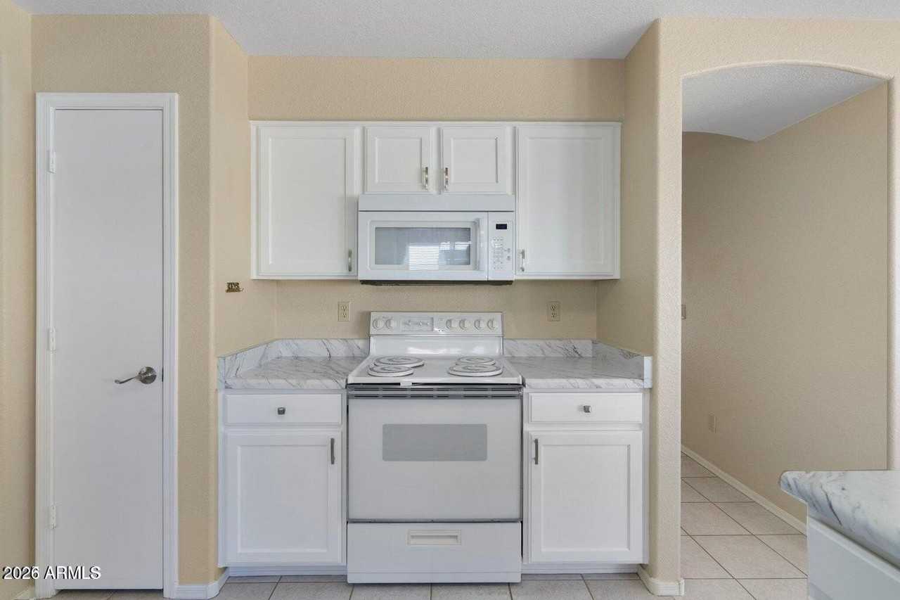 10622 W Mohawk Ln - Photo 6 of 22
