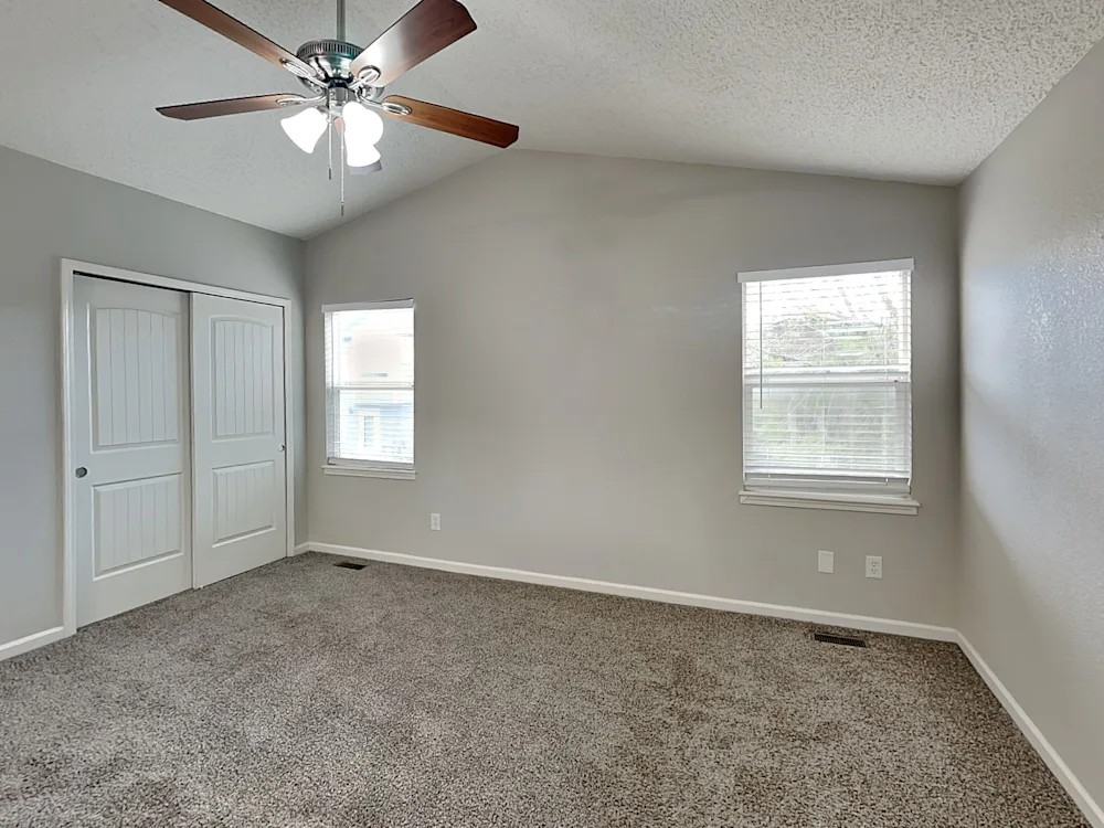 6142 Oakwood Boulevard - Photo 5 of 8