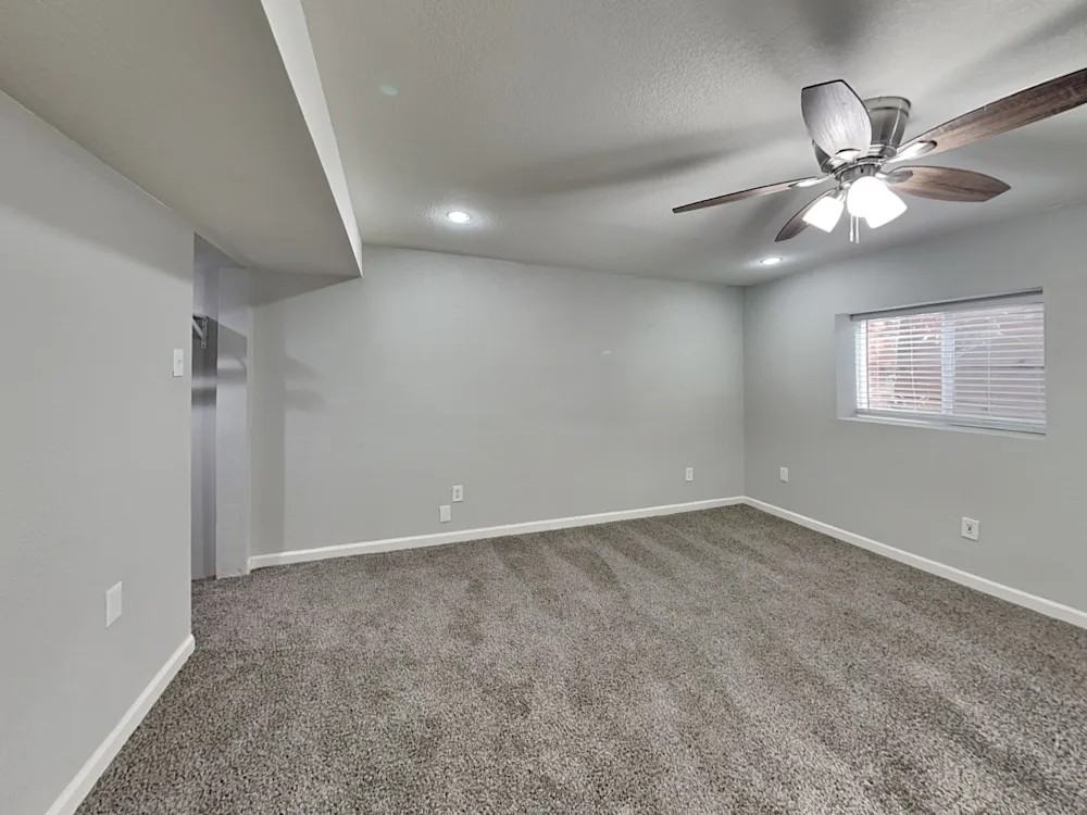 6142 Oakwood Boulevard - Photo 7 of 8