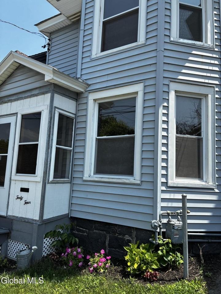44 S Perry St - Photo 2 of 20
