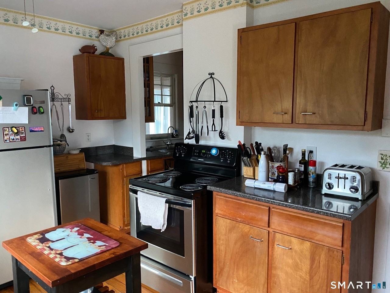 33 Grove Ave - Photo 4 of 25