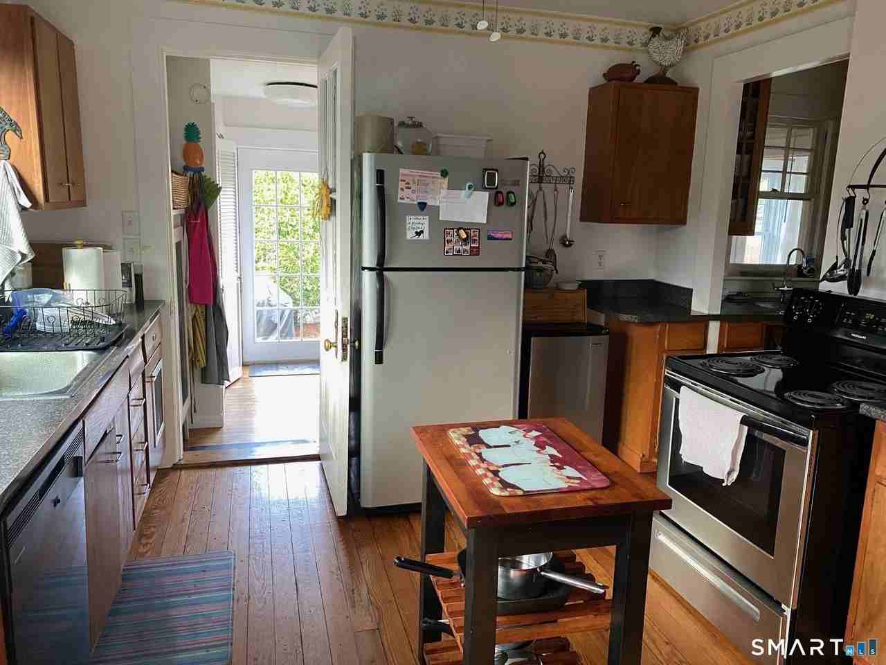 33 Grove Ave - Photo 5 of 25