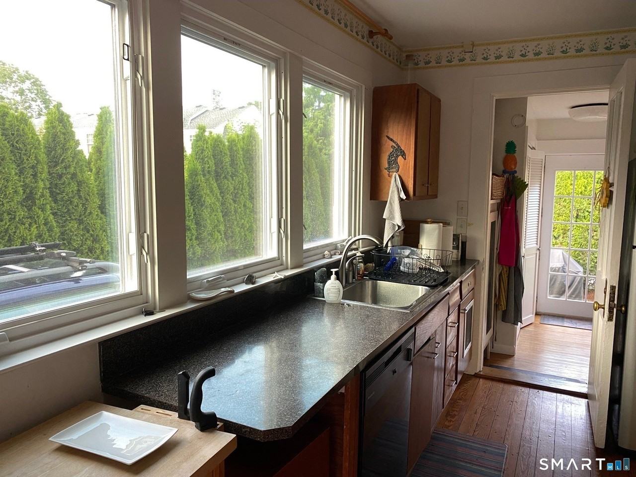 33 Grove Ave - Photo 6 of 25