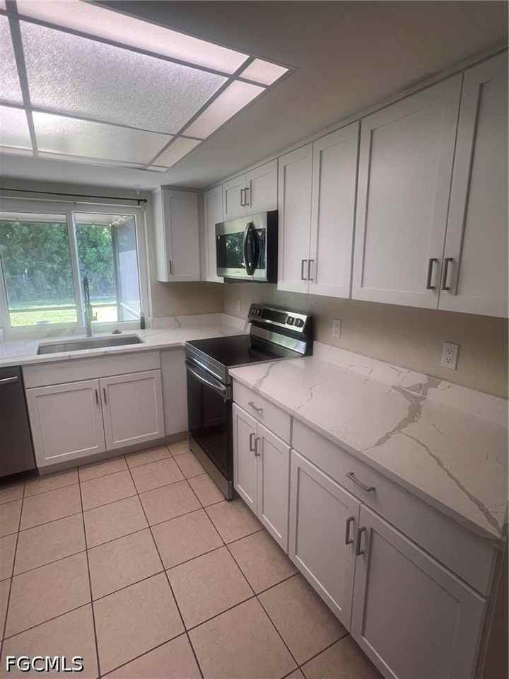 1015 Se 25th Ter - Photo 3 of 13