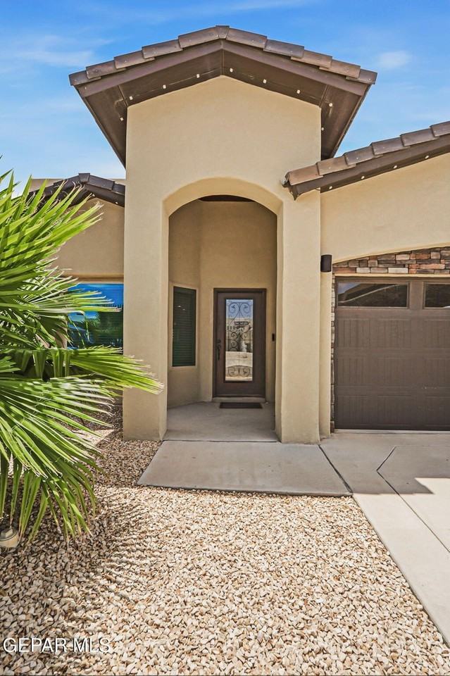 13066 Grantham Ln - Photo 4 of 50